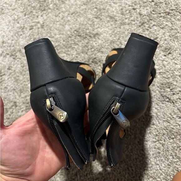 Strappy Black Short Wedge/Sandals like new - Picture 5 of 5